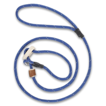 Blaue geflochtene Tau-Hundeleine mit Leder- und Metallakzenten vor schwarzem Hintergrund.