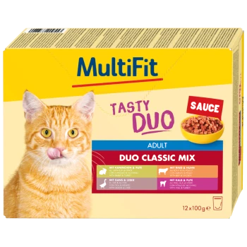 Eine orangefarbene getigerte Katze leckt sich die Lippen neben einer Packung MultiFit Tasty Duo Katzenfutter, die "Duo Classic Mix" und verschiedene Fleischoptionen zeigt.