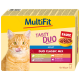 Chat tigré orange léchant ses lèvres à côté d'une boîte de nourriture pour chat MultiFit Tasty Duo, présentant 'Duo Classic Mix' et diverses options de viande.
