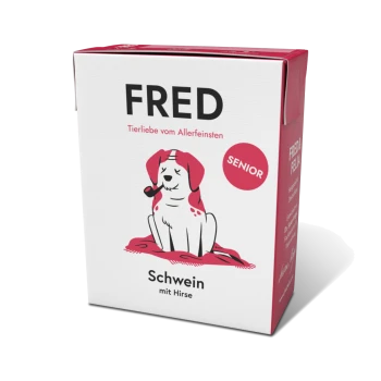Karton mit Hundefutter, beschriftet mit "FRED", mit einer Cartoon-Hund-Illustration, die den Text "Senior" und "Schwein mit Hirse" zeigt.