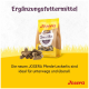 Nahaufnahme brauner zylindrischer gepresster Holzpellets, gestapelt auf weißem Hintergrund.
