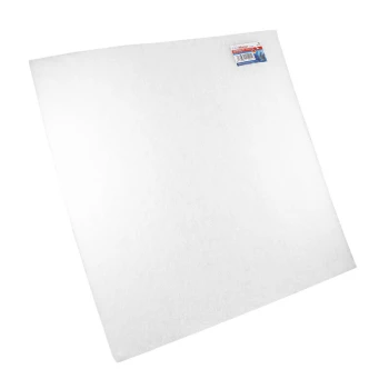 Biała podkładka treningowa dla zwierząt z małą etykietą w rogu, odpowiednia do użytku wewnętrznego.