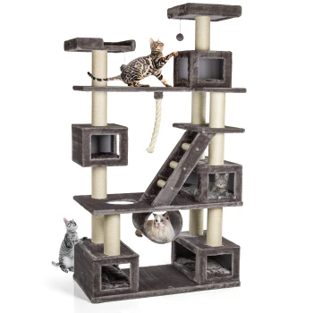 Ein grauer mehrstöckiger Katzenbaum mit drei Katzen: eine Bengal, die spielt, eine graue getigerte Katze, die aus einem Fach schaut, und eine flauschige weiße Katze in einem Tunnel.