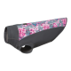 Ein stilvoller Hundemantel mit floralem Design in Pink und Grau, mit einem weichen Fleece-Futter und einem eleganten grauen Boden.