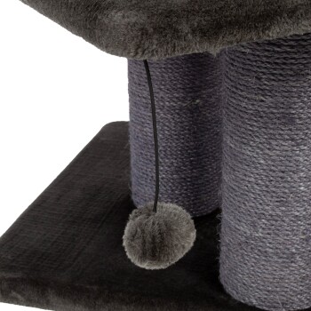 Nahaufnahme eines grauen Katzenbaums mit zwei strukturierten Kratzpfosten und einem baumelnden Pom-Pom-Spielzeug auf einer plüschigen Basis.
