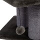Nahaufnahme eines grauen Katzenbaums mit zwei strukturierten Kratzpfosten und einem baumelnden Pom-Pom-Spielzeug auf einer plüschigen Basis.
