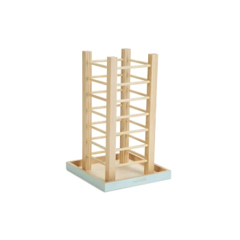 Holz Katzenkletterturm mit mehreren horizontalen Stangen, mit einem hellen Holzfinish und einer blassblauen Basis.