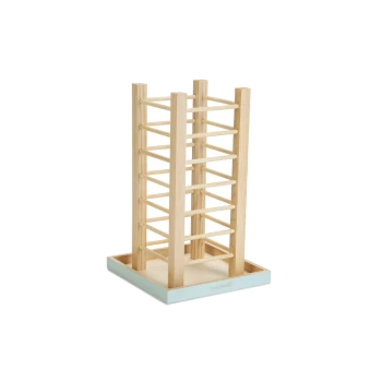 Holz Katzenkletterturm mit mehreren horizontalen Stangen, mit einem hellen Holzfinish und einer blassblauen Basis.