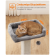 Ein gemütliches graues Katzenbett mit einer orangefarbenen Katze, die darauf liegt, mit den Abmessungen 40 cm x 30 cm x 9 cm und einem baumelnden Pom-Pom-Spielzeug.