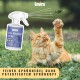 Eine verspielte orange Katze greift nach einem Blatt, mit einer Flasche "Envira Anti-Knabber Spray" im Vordergrund.