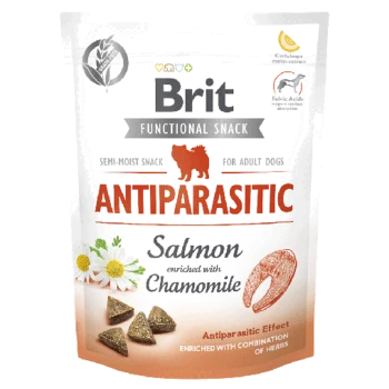 Opakowanie Brit Functional Snack dla dorosłych psów, oznaczone jako "Antyparazytowe", z łososiem i rumiankiem, z widocznymi trójkątnymi przysmakami.