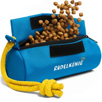 Futterbeutel - Snackbeutel für Hundetraining blau Blaues Hundeleckerli-Täschchen mit gelbem Kordelzug, gefüllt mit Trockenfutter, und Trockenfutter, das herausfällt; mit dem Text 'RUDELKÖNIG.'