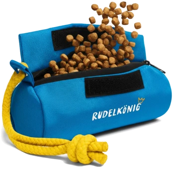 Blaues Hundeleckerli-Täschchen mit gelbem Kordelzug, gefüllt mit Trockenfutter, und Trockenfutter, das herausfällt; mit dem Text 'RUDELKÖNIG.'