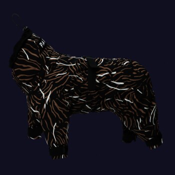 Hunderegenmantel mit schwarzen, braunen und weißen Tigerstreifen und Kapuze, mit dem Wort "PAW" auf der Kapuze.