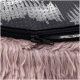 Nahaufnahme eines Haustierbettes mit einem weichen, flauschigen rosa Äußeren und einem schwarzen Reißverschlussoberteil mit strukturierter Oberfläche.