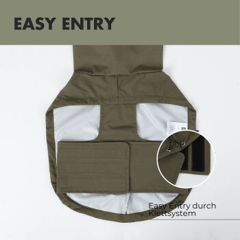 Olivgrüner Haustiermantel mit dem Text "EASY ENTRY", mit einem Klettverschluss-System und zwei seitlichen Öffnungen für einfachen Zugang.