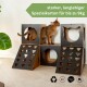 Eine Katze erkundet eine mehrstöckige Pappspielstruktur mit ausgeschnittenen Formen, beschriftet "starker, langlebiger Spezialkarton für bis zu 9kg."