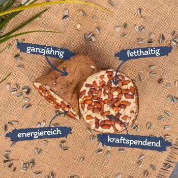 Ein Holztablett zeigt zwei mit Mandeln und Cashews gefüllte Leckerlis, mit einem Abzeichen, das "Beste Qualität seit über 15 Jahren" besagt.