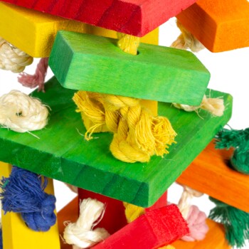 Buntes Holzspielzeug für Haustiere mit gestapelten Blöcken in Rot, Gelb, Grün und Orange, die mit Naturfaserseilen verflochten sind.