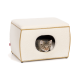 Ein gemütliches weißes Katzenhaus mit goldener Verzierung, mit einer getigerten Katze, die aus der vorderen Öffnung herausblickt.