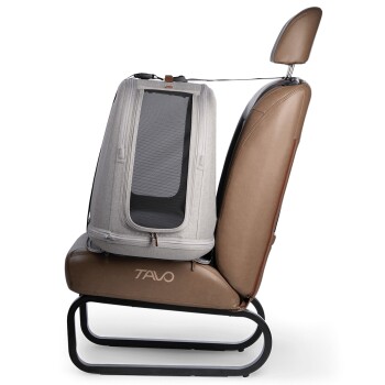 Eine stilvolle graue Tragetasche für Haustiere mit Netzpaneelen ist an einem braunen Autositz gesichert und zeigt ein modernes Design für Reisekomfort.