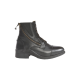 Schwarze Leder-Ankle Boots mit einem seitlichen Reißverschluss und Schnürung, mit einer abgerundeten Spitze und einem niedrigen Absatz.
