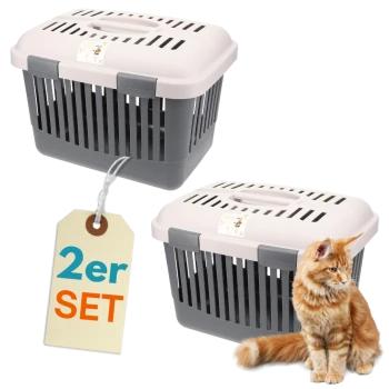 Zwei grau-rosa Kunststoff-Transportboxen mit Lüftungsschlitzen und Anhänger mit Aufdruck "2er SET", daneben sitzt eine rotgetigerte Katze.