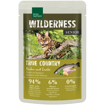 Real Nature Wilderness Senior Katzenfutterbeutel 'True Country Chicken with Salmon', 94 % Zutaten, getigerte Katze auf einem Baumstamm