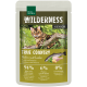 Real Nature Wilderness Senior Katzenfutterbeutel 'True Country Chicken with Salmon', 94 % Zutaten, getigerte Katze auf einem Baumstamm