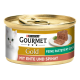 Puszka karmy dla kotów Purina Gourmet Gold z białym kotem, oznaczona "Feine Pastete mit Gemüse" z kaczką i szpinakiem, pokazująca plasterek na talerzu.