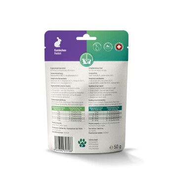 Rückseite eines Kaninchensnack-Beutels mit lila/grünem Kopfbereich 'Kaninchen / Rabbit', Zutaten, Fütterungstabelle, Barcode und 'e 50 g'.