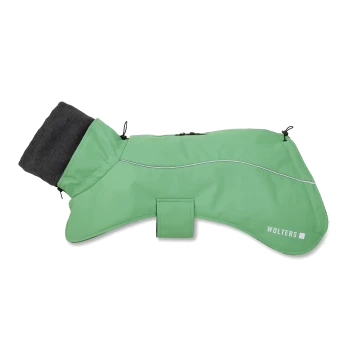Grüner Hundemantel mit grauem Fleecekragen, reflektierendem Paspel, Bauchgurt und WOLTERS-Logo.