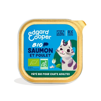 Emballage de nourriture pour chat bio Edgard Cooper avec un chat de dessin animé, étiqueté "BIO SAUMON ET POULET," sur fond bleu avec des bordures dorées.