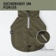 Olivegrüne Haustierjacke mit einem Frontreißverschluss und einem reflektierenden Streifen für Sicherheit, mit dem Logo "PAW WOW" an der Seite.