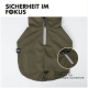Olivegrüne Haustierjacke mit einem Frontreißverschluss und einem reflektierenden Streifen für Sicherheit, mit dem Logo "PAW WOW" an der Seite.
