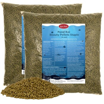 Zwei blau-lidige Eimer Lyra Pond Fischfutter mit dem Text "ALLES FÜR IHREN TEICH" und einem Haufen Pellets davor.