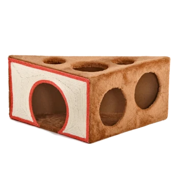 Braunes, plüschiges, dreieckiges Katzenhäuschen mit drei runden Öffnungen an den Seiten/oben und einem weiß-rot gewebten, bogenförmigen Eingang vorne.