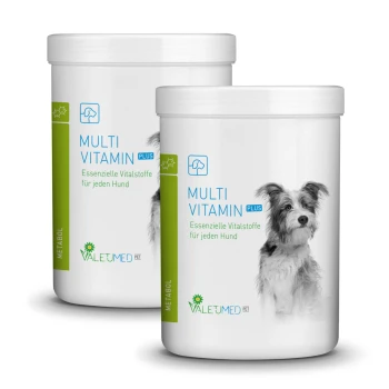 Behälter von "Multi Vitamin Plus" für Hunde, mit einem schwarz-weißen Hund und deutschem Text: "Essenzielle Vitalstoffe für jeden Hund."
