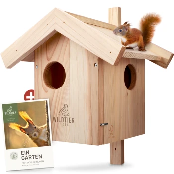 Ein Holz-Eichhörnchenhaus mit einem Eichhörnchen, das auf dem Dach sitzt, begleitet von einer Broschüre mit dem Titel 'Ein Garten für Eichhörnchen.'