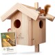 Ein Holz-Eichhörnchenhaus mit einem Eichhörnchen, das auf dem Dach sitzt, begleitet von einer Broschüre mit dem Titel 'Ein Garten für Eichhörnchen.'