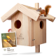 Ein Holz-Eichhörnchenhaus mit einem Eichhörnchen, das auf dem Dach sitzt, begleitet von einer Broschüre mit dem Titel 'Ein Garten für Eichhörnchen.'