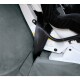 Bild einer Autositzabdeckung für Haustiere mit einem schwarzen Sicherheitsgurt, der hindurch gesichert ist, zeigt einen Teil eines weißen Autositzes und ein Etikett mit Anweisungen.