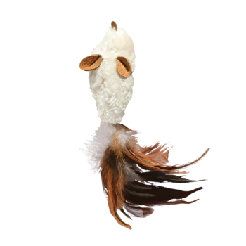 Jouet souris en peluche blanche pour chat avec oreilles en feutre marron et longue queue de plumes marron et noire sur fond blanc.