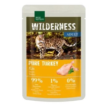 Beutel mit Real Nature Wilderness Adult Katzenfutter, das "Reines Truthahn" mit einem 99%igen Truthahnanteil zeigt, mit einer Katze im Hintergrund und Nährwertangaben.