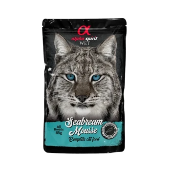 Alpha Spirit WET ‚Seabream Mousse‘ Katzenfutterbeutel, luchsähnliches Katzenporträt mit blauen Augen; ‚All Breeds 85g‘ sichtbar.