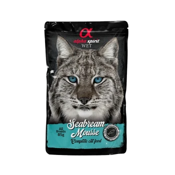 Alpha Spirit WET ‚Seabream Mousse‘ Katzenfutterbeutel, luchsähnliches Katzenporträt mit blauen Augen; ‚All Breeds 85g‘ sichtbar.