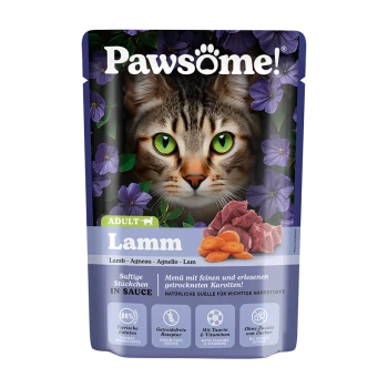 Pawsome! Katzenfutterbeutel mit Nahaufnahme eines getigerten Katzenkopfs, Kennzeichnung 'Adult' und großem 'Lamm'-Schriftzug sowie Bildern von Lamm und Karotte.