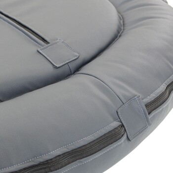 Nahaufnahme eines grauen Haustierbettes mit einem Reißverschlussdesign und gestickten Details, das seine weiche, gepolsterte Oberfläche zeigt.