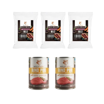 Drei Tüten und zwei Dosen Wildfang-Tiernahrung mit Bildern von Fleisch und Karotten, gekennzeichnet mit „Wild“ und „Rind Pur“.