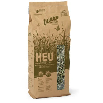Heu von Naturschutz-Wiesen nature 1,7 kg Braune Papiertüte mit Kaninchenheu, beschriftet mit 'HEU', mit einem transparenten Fenster, das das Heu im Inneren zeigt, mit einem Design aus grünem Gras und Schmetterlingen.
